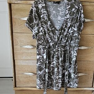 BCBG MAXAZRIA V- Neck Patterened Tunic Olive/ White L